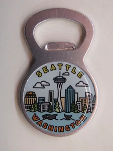 Imán abrebotellas de metal ~ SEATTLE, WASHINGTON Skyline con aguja, orca ~ NUEVO - Imagen 1 de 3