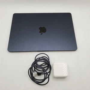 Apple 2025 MacBook Air 13" w/ M4 chip, 13.6" Retina, 16GB, 256GB SSD, Midnight  - Foto 1 di 6