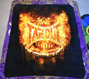 Y2K 2000'S RARO 59"x48" Tapout FUEGO LLAMA DEMONIO CALAVERA MANTA LANZAMIENTO MMA Lucha - Imagen 1 de 12