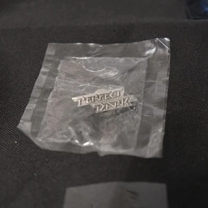 PROMO Perfetto Scuro RARO Nintendo 64 Promozionale Spilla Pulsante Badge N64 Nuovo Sigillato - Foto 1 di 3