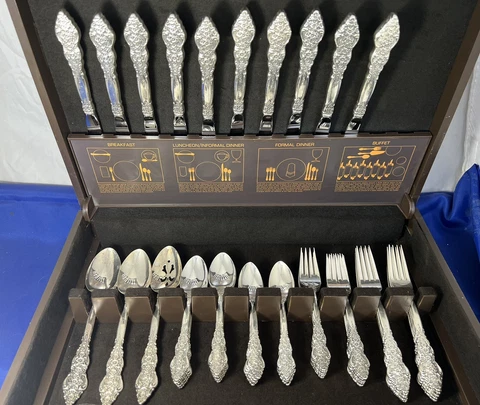 1847 Rogers Bros IS RENAISSANCE Service for 10 +Serving Pcs Silverplate w/ Case Cover