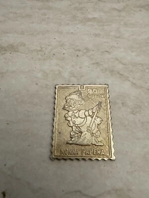 Gadget Topolino Walt Disney Francobollo dorato Nonna Papera Operazione Quack - Immagine 1 di 2