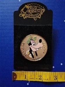 RARE LE 500 OLD Disney Auctions P.I.N.S.Roman Gold Medallion Goofy Senator NOC - Foto 1 di 1