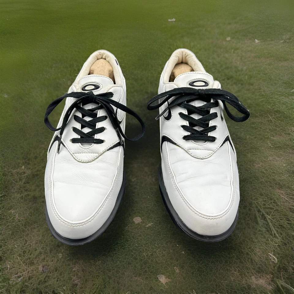 Туфли для гольфа женские Oakley 96548 желтовато-коричневые и белые кожаные с мягкими шипами на шнуровке размер 7w - Изображение 1 из 4