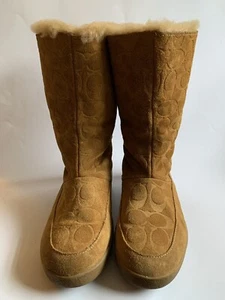 Stivali Coach Signature PullOn scamosciati foderati in pelliccia sintetica logo dorato metà polpaccio marrone taglia 8 - Foto 1 di 8