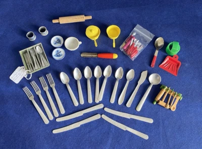 Винтажная группа кукольных домиков и кукол столовое серебро и кухня разные 33 предмета - Изображение 1 из 4