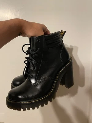 Tacones Dr Martens en euro talla 39 Foto 1 de 4