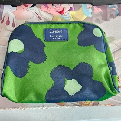 Clinique + Kate Spade New York Maquillaje Floral Verde con Flores Azules Bolsa de Aseo Foto 1 de 3