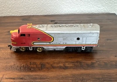 HO trains TYCO SANTA FE passenger  Untested - Image 1 of 4