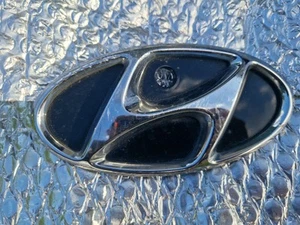 Hyundai Kona Electric Emblem Front Bumper Original Used Part 86352-K4000 - Picture 1 of 2