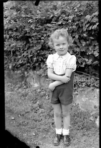 Portrait enfant dans le jardin - ancien négatif photo an. 1940 - Imagen 1 de 1