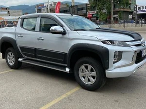 Juego de brotes Fender para Mitsubishi L200 2019-2020 8 piezas - Imagen 1 de 8