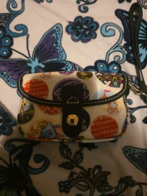 Monedero Muñequera Dooney & Bourke Disney con Campanilla, Splash, Tiana, Mickey Foto 1 de 4