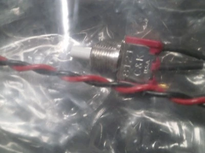  LOTE de 2 C&K 8121-SPDT-Momentáneo-Pulsador-Interruptores-Nuevos EN CABLES Foto 1 de 4