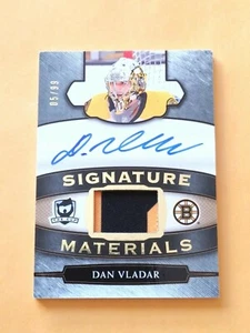  2018-19 The Cup Signature Materials #SP-DV Dan Vladar #/99 Boston Bruins - Foto 1 di 3