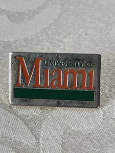 UM University Of Miami Logo Lapel Pin Hurricanes 1990 - Picture 1 of 5