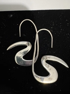 Pendientes de pájaro abstractos hechos a mano de plata de ley con ojos de hematita Foto 1 de 4