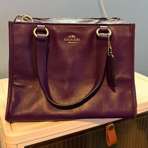 Borsa a tracolla Coach in pelle viola melanzana viola a due vie 33537 usata in ottime condizioni senza cinturino - Foto 1 di 11
