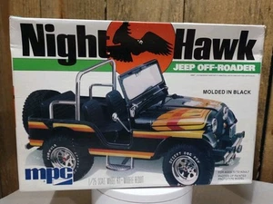 Kit modellino 1/25 Night Hawk Jeep fuoristrada scatola aperta mai costruito completo - Foto 1 di 13