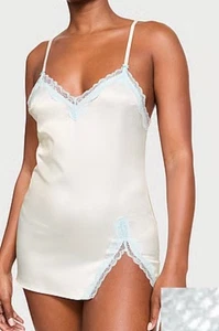 Victoria’s Secret Mini-Schlupfkleid Tease weiß Satin blau Spitzenbesatz Medium neu mit Etikett - Bild 1 von 4