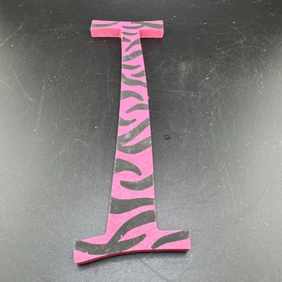 Listra de tigre rosa quente 8 em letra “I” letra de madeira 📦 - Imagem 1 de 3