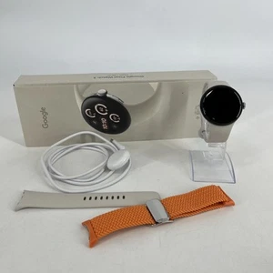 Google Pixel Watch 3 41mm Silver Aluminum w/ Porcelain Sport (GPS) - Excellent - Zdjęcie 1 z 5