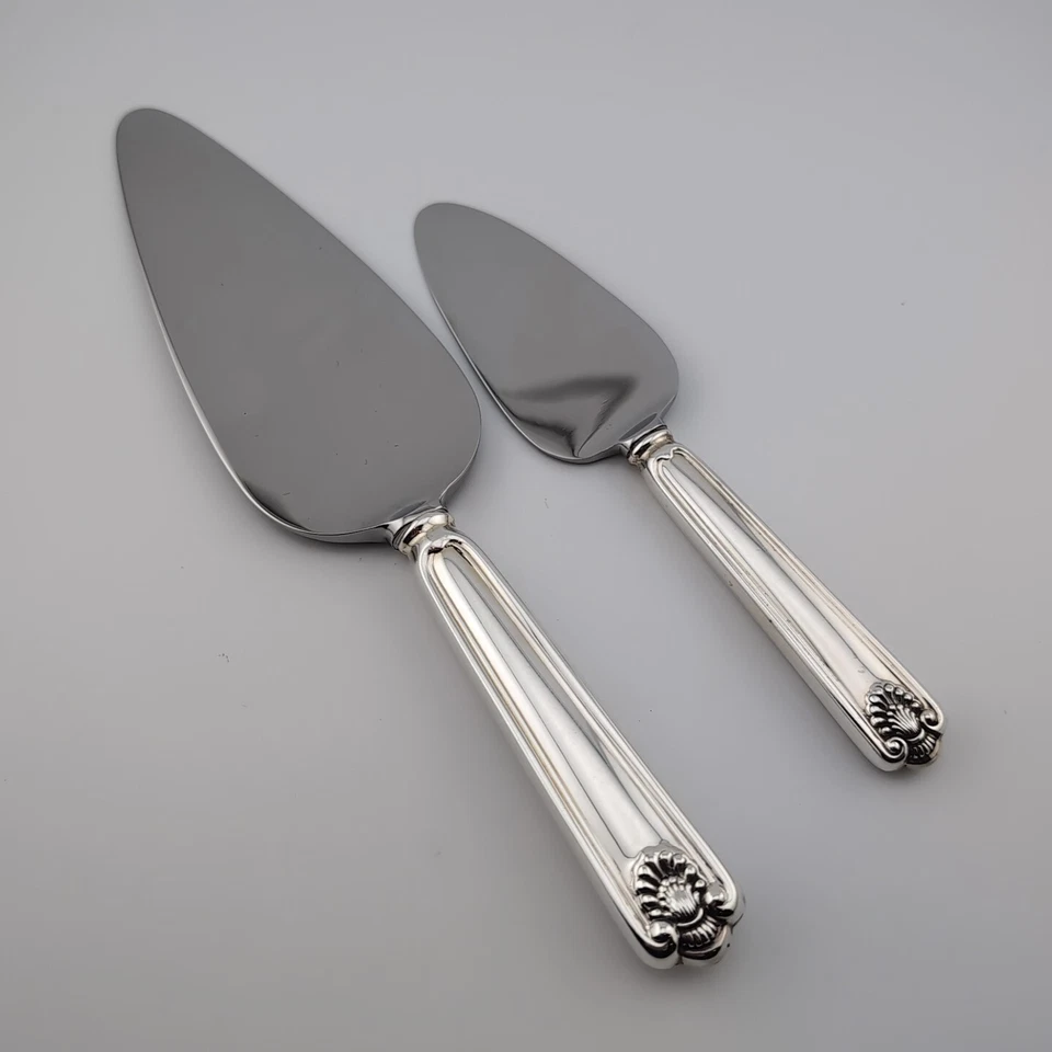 Towle Fiddle Shell Alden Sterling Silver Pie and Cheese Servers - Image 1 of 3