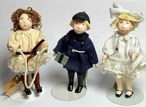 3 kleine Leute von Cecily Schuljunge Springseil Mädchen Schleife Mädchen mit Ständer signiert - Bild 1 von 15