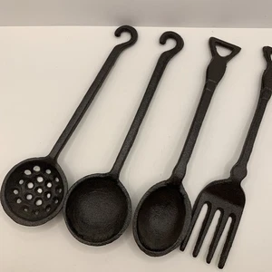 4 Stück Vintage Gusseisen Hängeutensilien Set Gabel Löffel Schöpfkelle Sieb OHNE Gestell - Bild 1 von 2