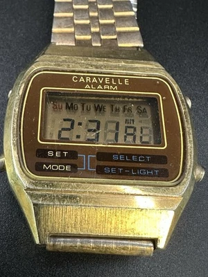 Reloj Caravelle Bulova LCD Alarma-Crono Vintage Tono Dorado Para Piezas O Reparación Foto 1 de 4