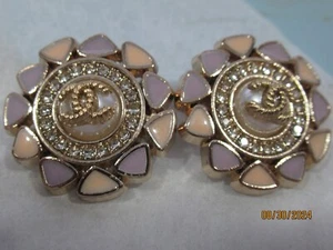 CHANEL 2 BOTTONI 22MM, lilla, pesca, tono ORO, metallo QUESTO È PER 2 - Foto 1 di 4