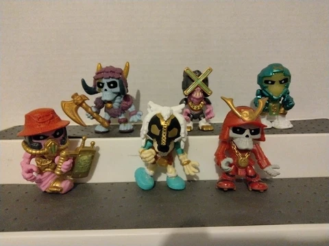 Moose Treasure X Skeleton Figures Lot of 6 Cover