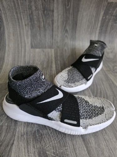 Scarpe da corsa Nike RN Motion Oreo Flyknit da uomo taglia UK 5 5 euro 38 5 nere bianche
