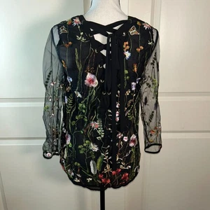 Entro Medium schwarze transparente Bluse mit Blumenstickerei und Schnürung hinten - Bild 1 von 6