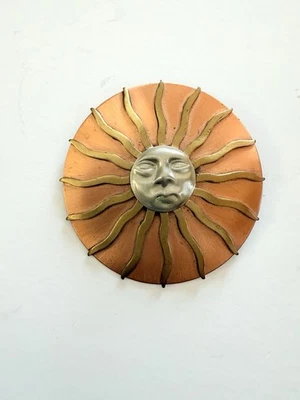 Большая смешанная металлическая брошь на булавке с изображением солнца 2 дюйма медь, латунь и алюминий - Изображение 1 из 4