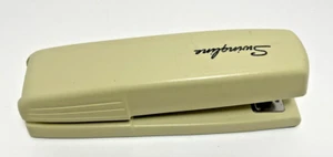 Grapadora Swingline De Colección Modelo 545 Hecha en EE. UU. Amarilla Crema MCM Pequeña Grieta en la Parte Superior - Imagen 1 de 7