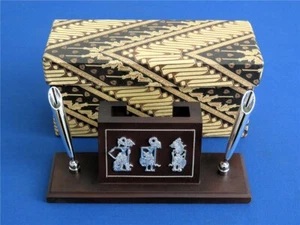 Staatsgeschenk Indonesien Stifte- und Visitenkartenhalter Ethnisches Motiv Holz - Bild 1 von 8