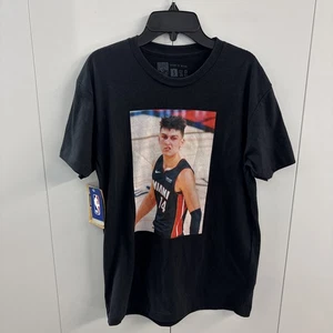 $ 32 Neu mit Etikett Court Culture Tyler Herro Miami Heat schwarzes "Snarl" Herrenhemd Gr. Klein - Bild 1 von 8