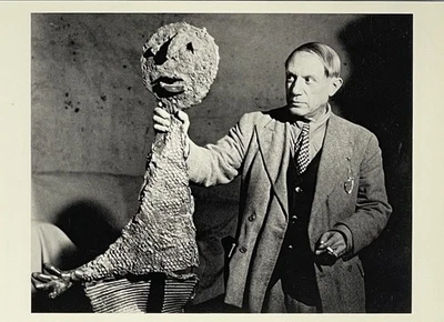 Fotofolio de tarjeta con impresión de arte de escultura de Pablo Picasso sosteniendo 4”x6” Foto 1 de 4