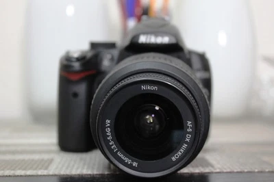 Kit de cámara digital Nikon D5000 SLR con lente VR de 18-55 mm - negra - obturador 3,6 k Foto 1 de 4