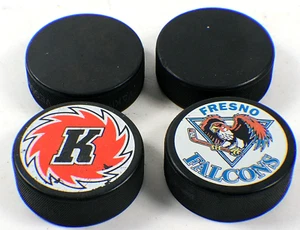 Hockey Pucks Fresno Falcons Fort Wayne Komets set di 4 loghi squadra vintage - Foto 1 di 3
