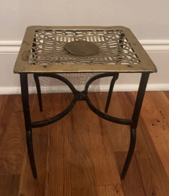 Antiguo taburete victoriano de latón y hierro para chimenea Footman trivet, 11,5 Foto 1 de 4