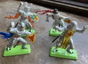 Vintage BRITAINS DEETAIL Knights on Metal Base #7730 with stickers Vintage Set - Picture 1 of 12