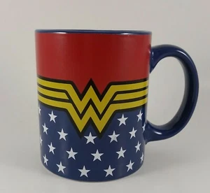 Wonder Woman Kaffeebecher DC Comics Official Rot Gelb Blau Weiß Sterne Sammler - Bild 1 von 3