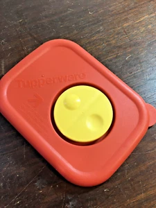 Tapa de repuesto Tupperware rojo y amarillo recalentamiento Rock-N-Serve 3388A-5 - Imagen 1 de 4