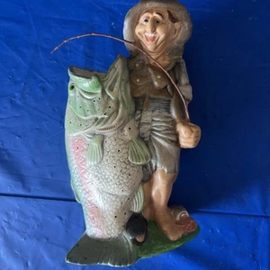 Statuina umoristica vintage Hillbilly pescatore con pesce basso gigante - Foto 1 di 11