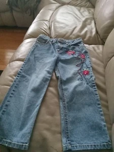 Faded Glory Capri Jeans Girls 8 Blue Medium Wash Mid Rise Embroidered - Picture 1 of 4