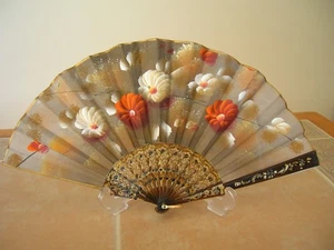Vintage hellbraun orange gold handbemalter faltbarer Ventilator Blumenmuster Kunststoff Rippen Stoff - Bild 1 von 9