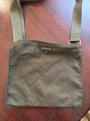 Auténtico Bolso Bandolera Prada Verde Nylon Tessuto Interior Cosido Foto 1 de 4