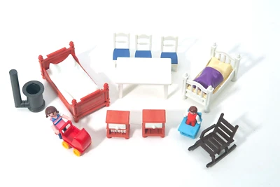 Lote de muebles para casa de muñecas 2 camas 2 mesitas de noche, mesa con tres sillas Foto 1 de 4